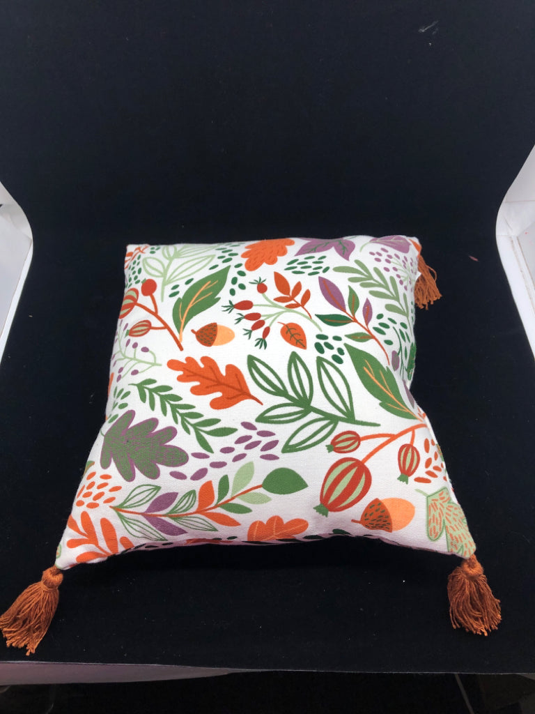 ACORN LEAF PATTERN PILLOW W TASSELS.