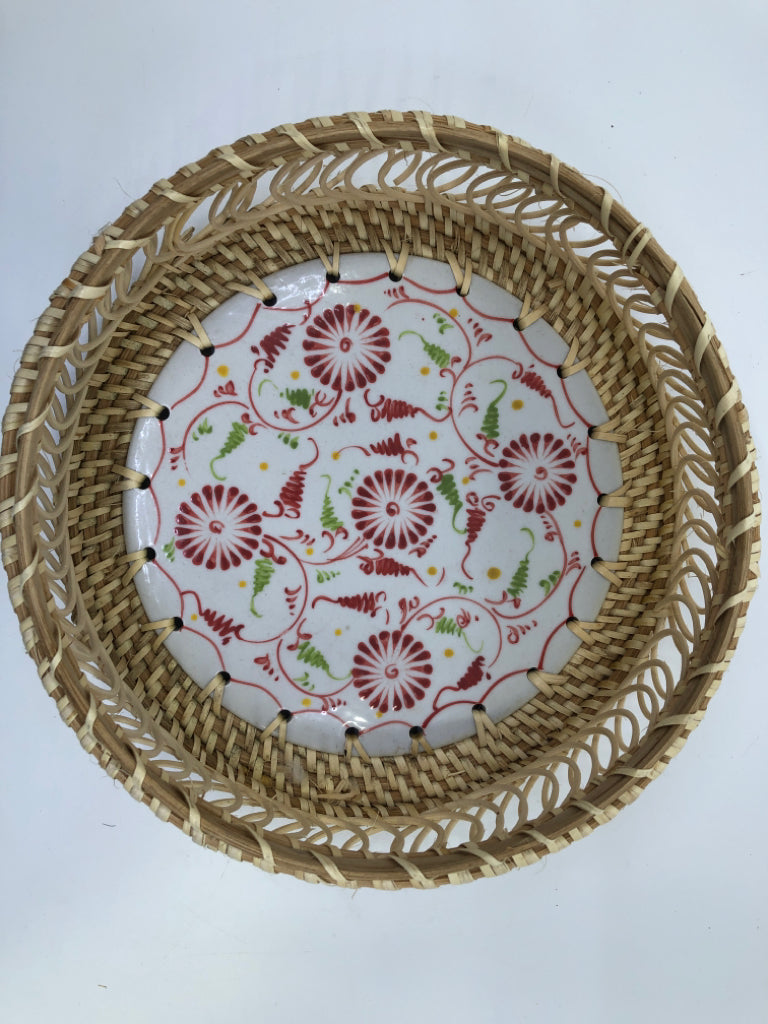 BLONDE ROUND COVERED BASKET W/TRIVET.