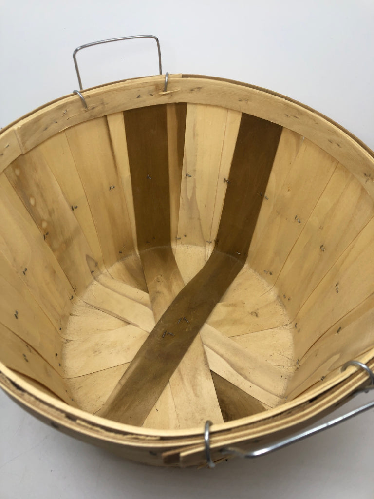 LIGHT WOOD BUSHEL BASKET W METAL HANDLES.