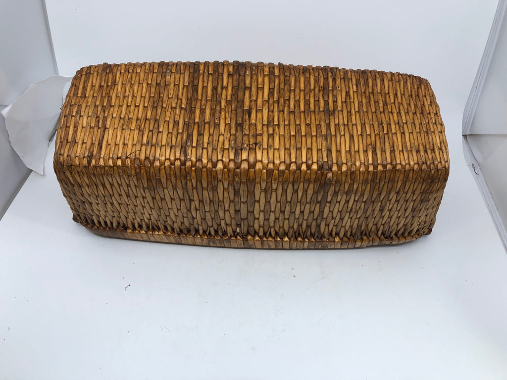 RECTANGLE BASKET W/WOOD HANDLES.