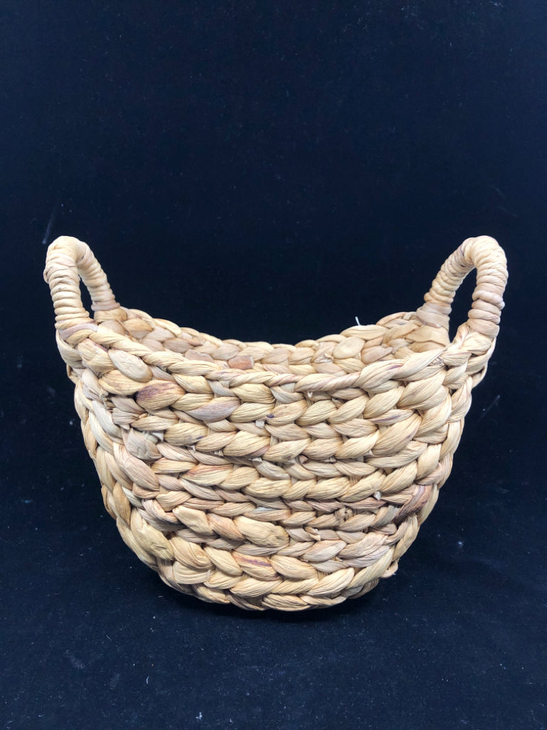 SMALL BLONDE WOVEN BASKET W ROUND HANDLES.