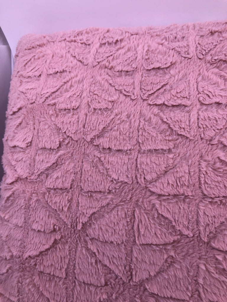 PINK W/ TRIANGLE DETAIL PILLOW.
