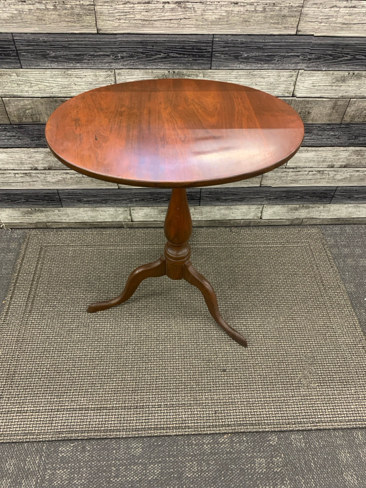 SMALL OVAL FLIP TOP TABLE.