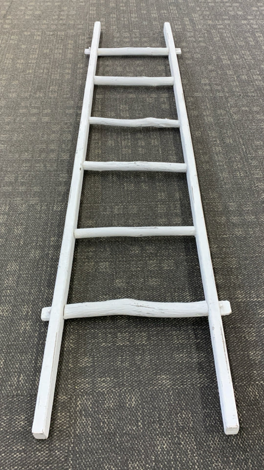 WHITE DECOR LADDER.