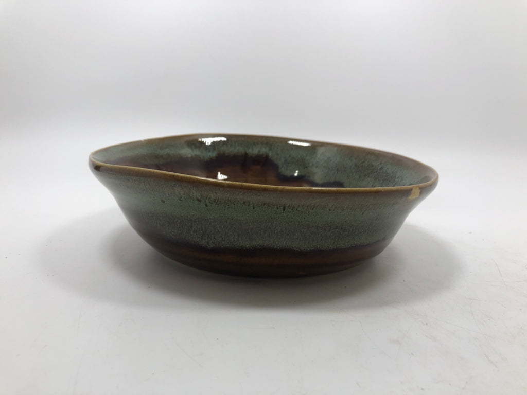 BROWN/BLUE GLAZE SWIRL POTTERY BOWL.