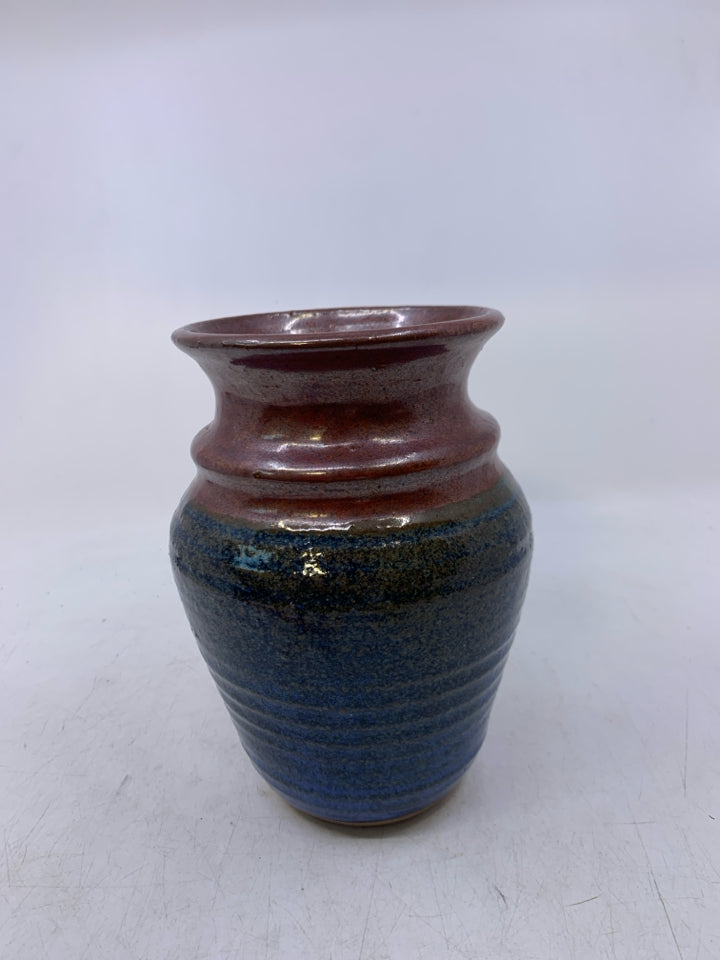 BLUE RIBBED BOTTOM W/ RED GLOSSY TOP VASE.