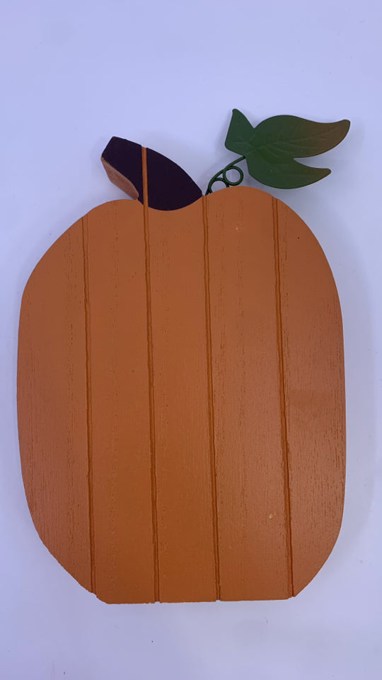 WOOD BLOCK PUMPKIN SHELF DECOR W/METAL LEAF.