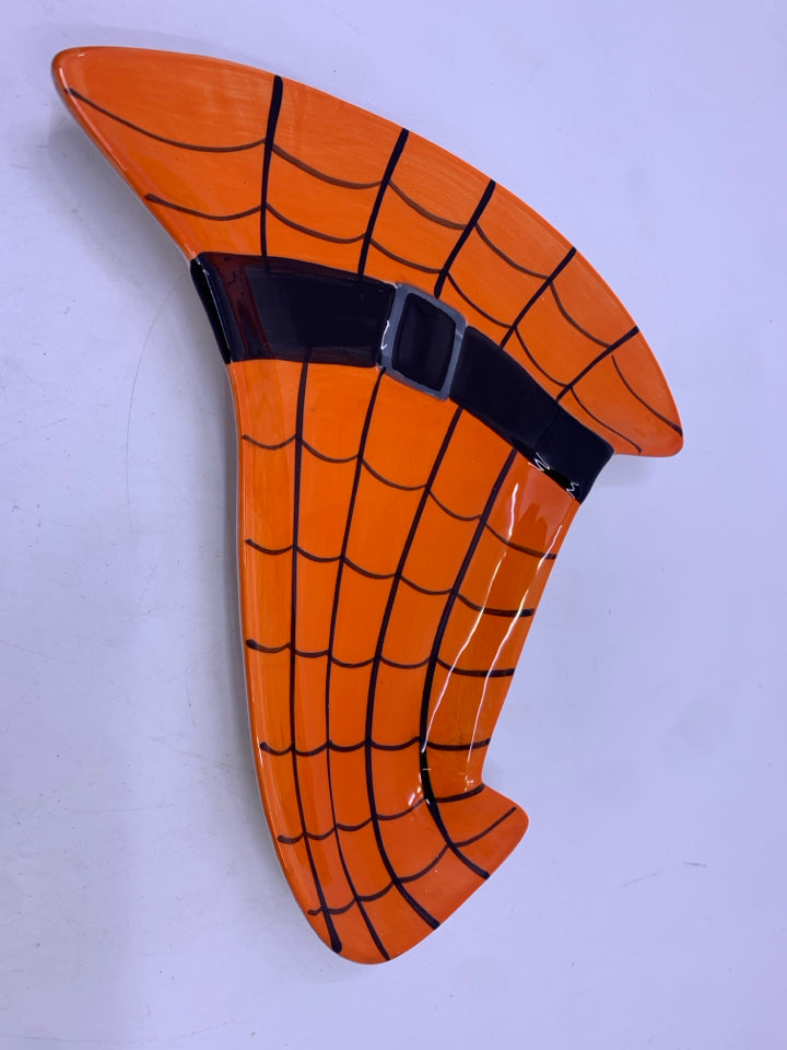 CERAMIC ORANGE/BLACK WITCH HAT PLATE.