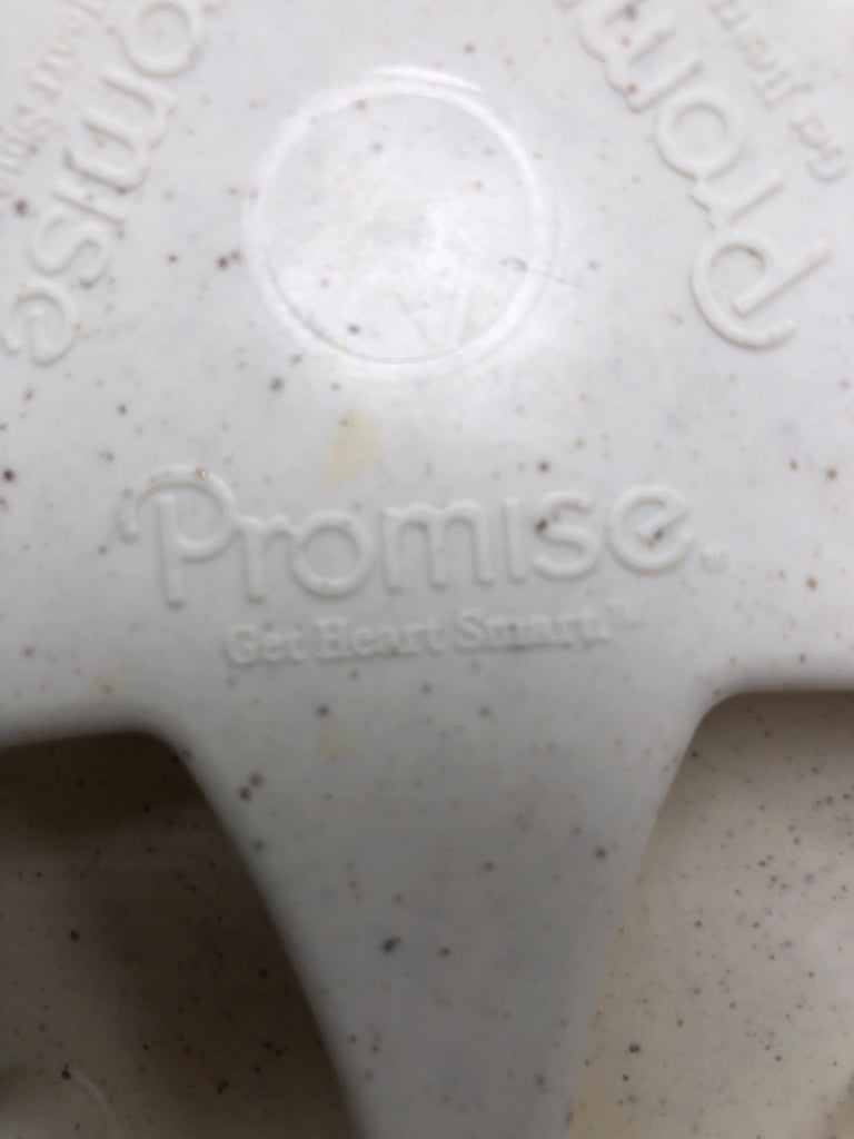 PROMISE OVEN PROOF HARD PLASTIC HEART PAN.