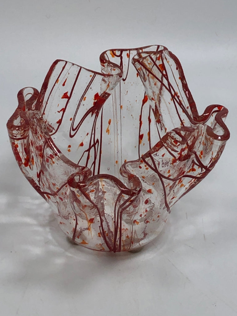 RED DETAILED FOLDED GLASS DECOR.