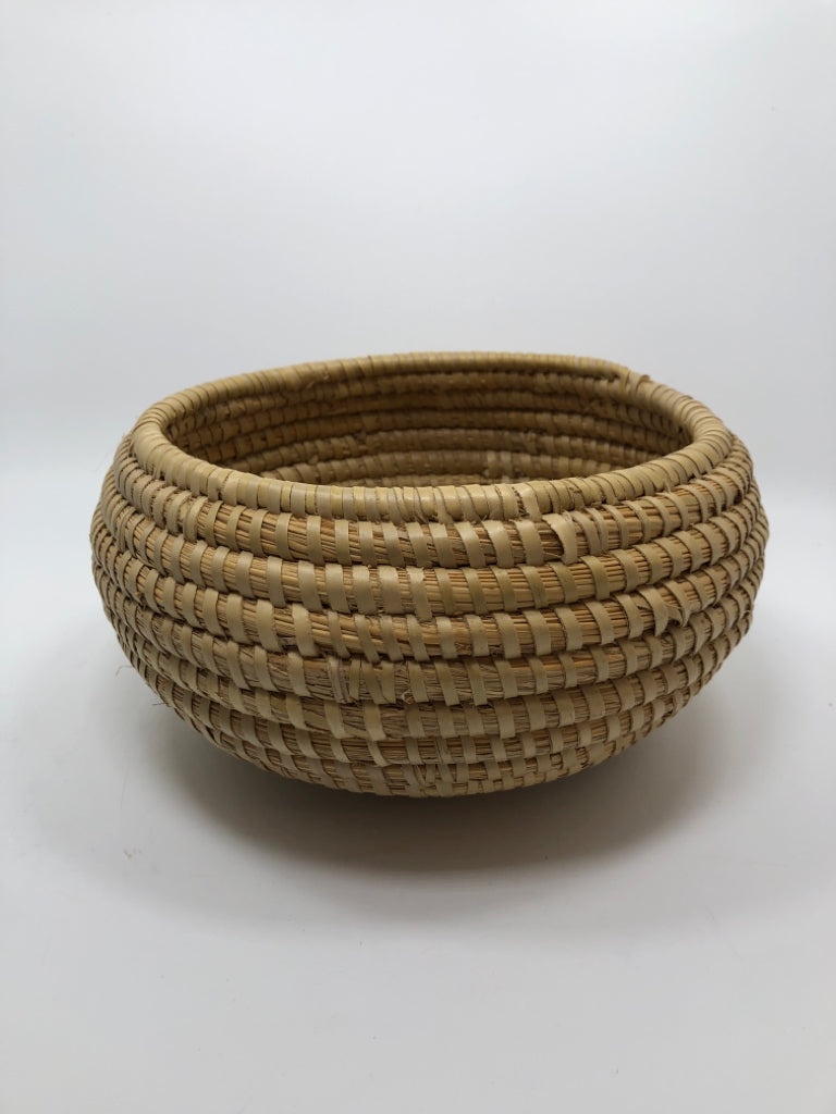 ROUND WOVEN BASKET.