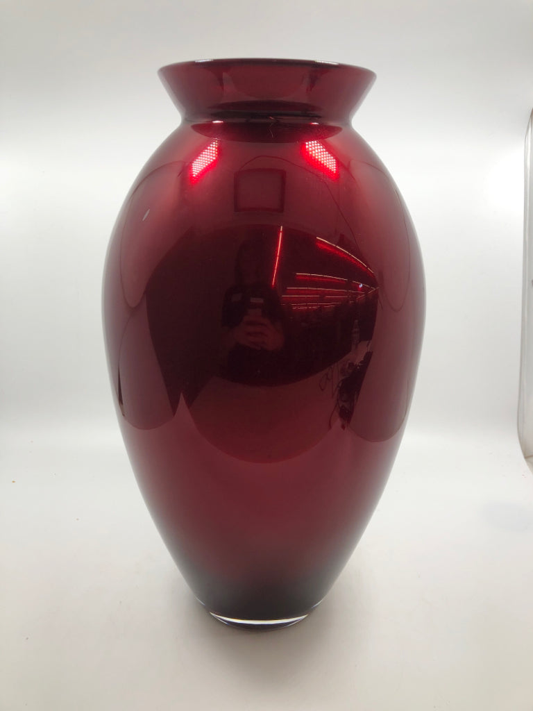RED GLASS VASE.