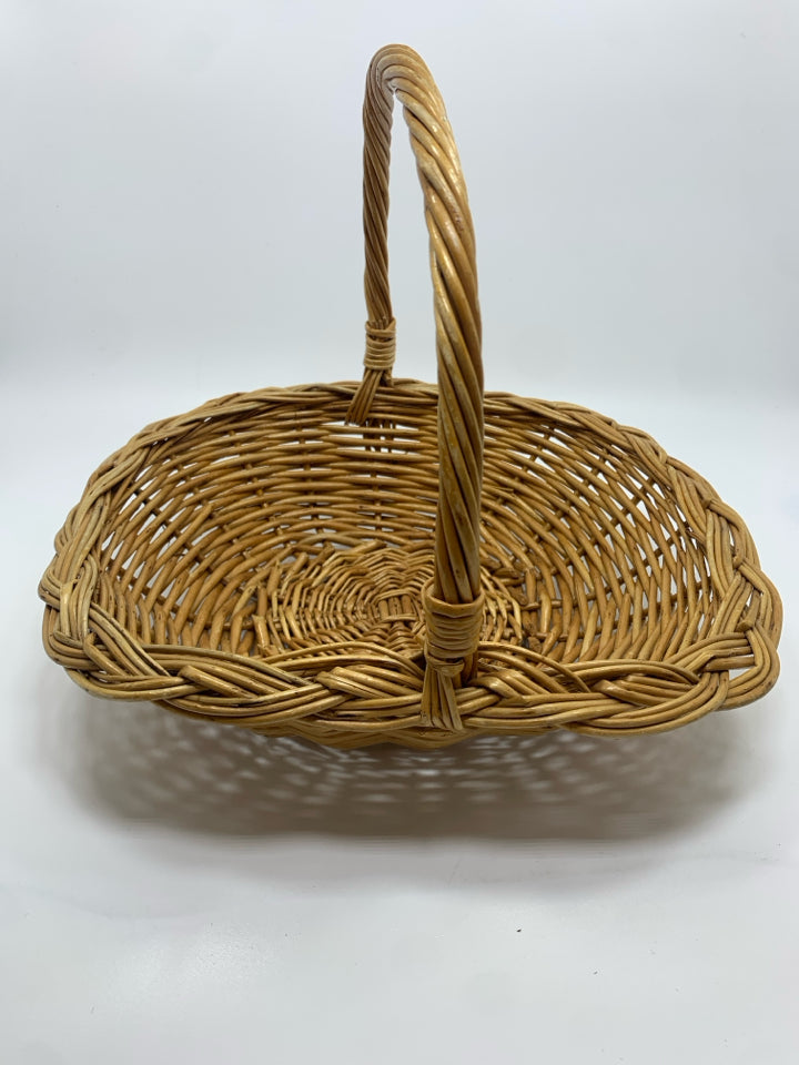 SHALLOW WICKER BASKET W/HANDLE.
