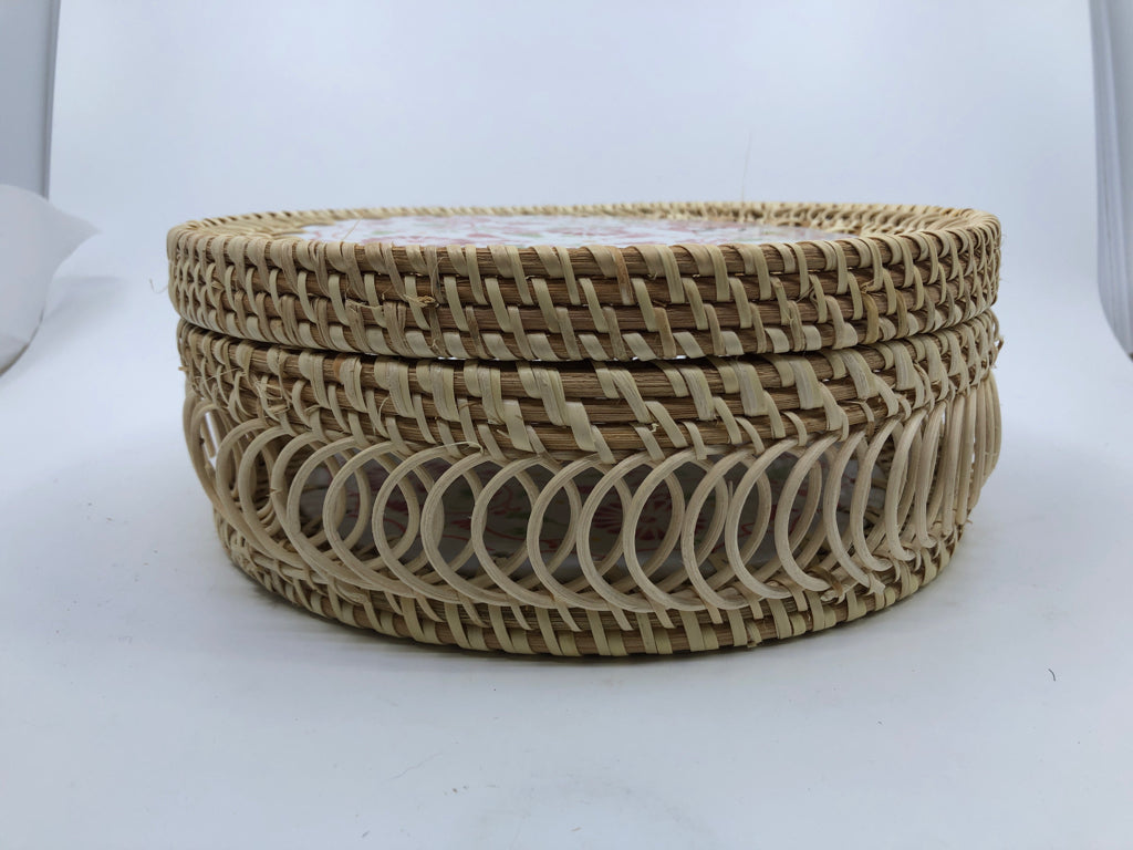 BLONDE ROUND COVERED BASKET W/TRIVET.