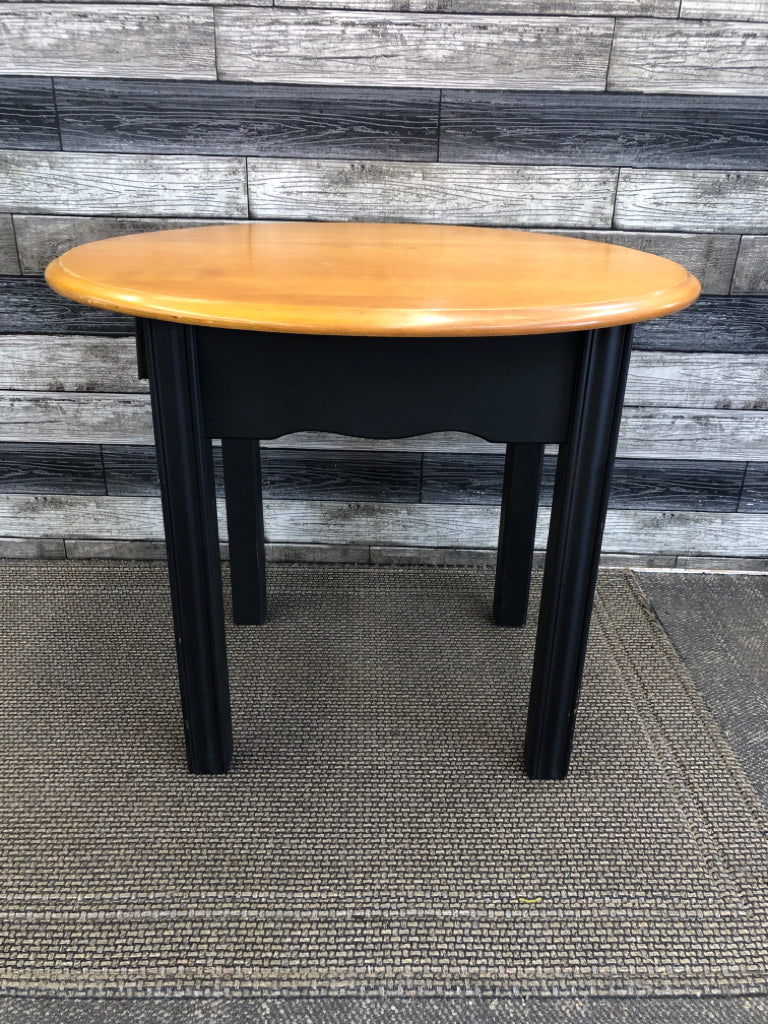 2-TONED BLACK & WOOD OVAL SIDE TABLE.