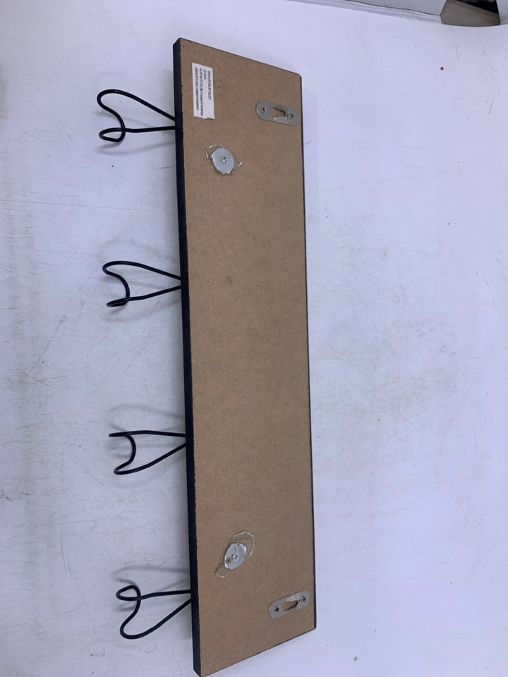 BLACK/WHITE WELCOME W/ 4 METAL HOOKS.