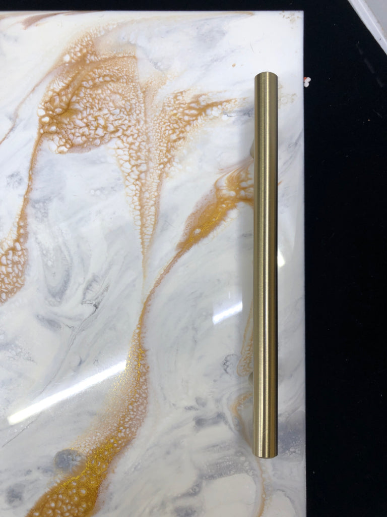 MARBLE PRINT RESIN SERVING TRAY W/GOLD HANDLES.