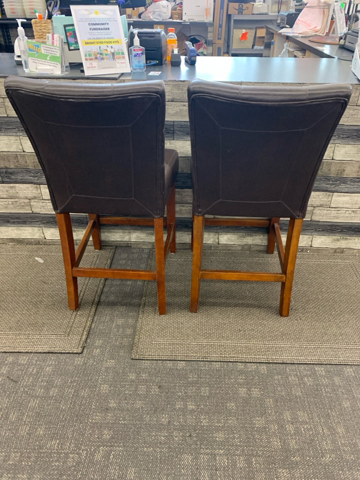 2 BROWN FAUX LEATHER BAR STOOLS.