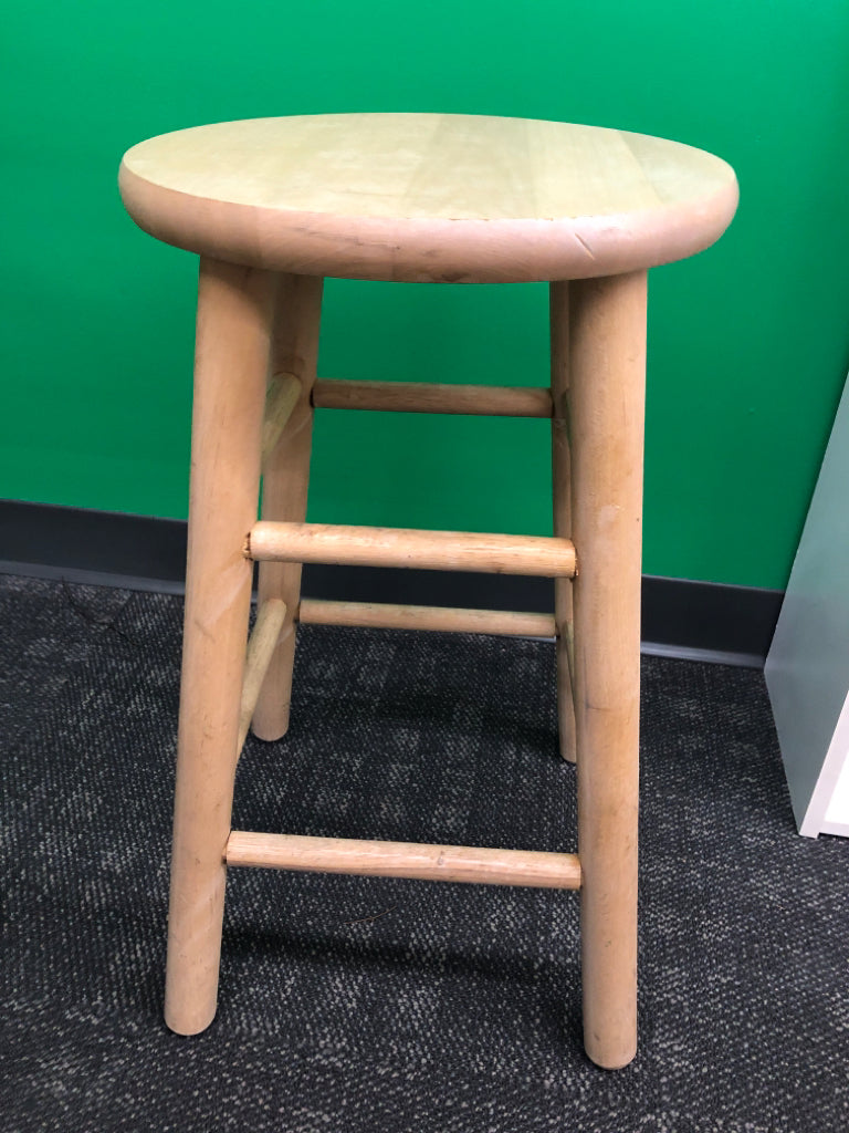 BLONDE WOOD STOOL.