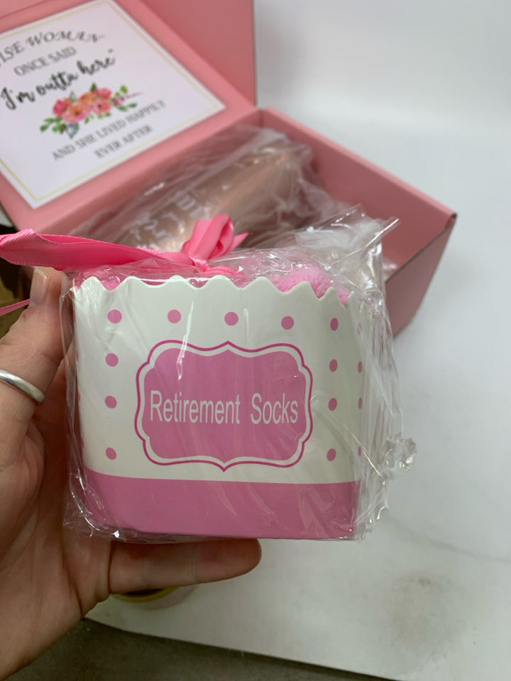 IN BOX HAPPY RETIREMENT BOX SOCKS CANDLE TUMBLER BRACELET & BOOK MARK.