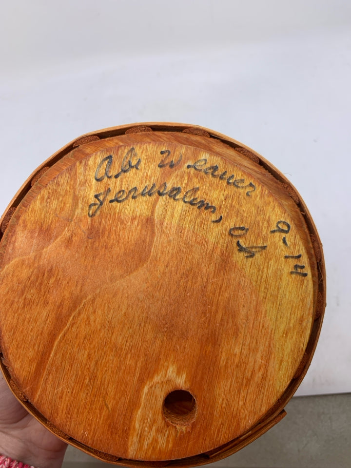 SMALL RED GREEN WOVEN LAZY SUSAN BASKET.