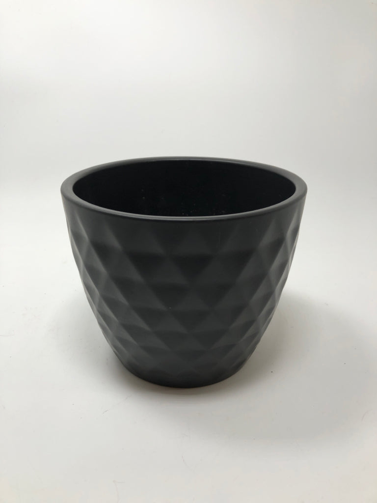 DIAMOND TEXTURED BLACK GERMAN PLANTER.