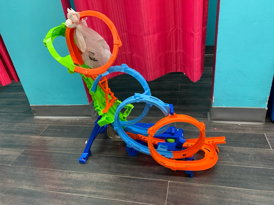 Hot Wheels Action 4 Loop Crash Out Track Set w/ car
