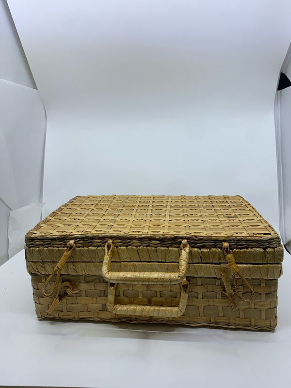 BLONDE TIGHTLY WOVEN PICNIC BASKET.