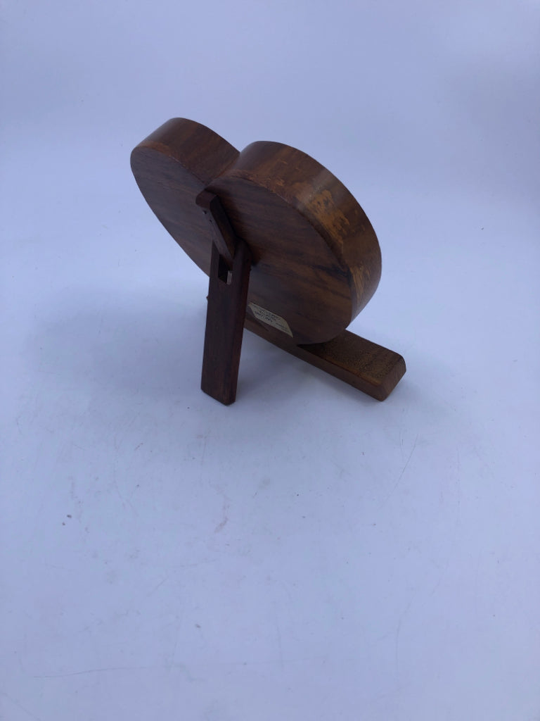 WOOD HEART PUZZLE ON STAND.