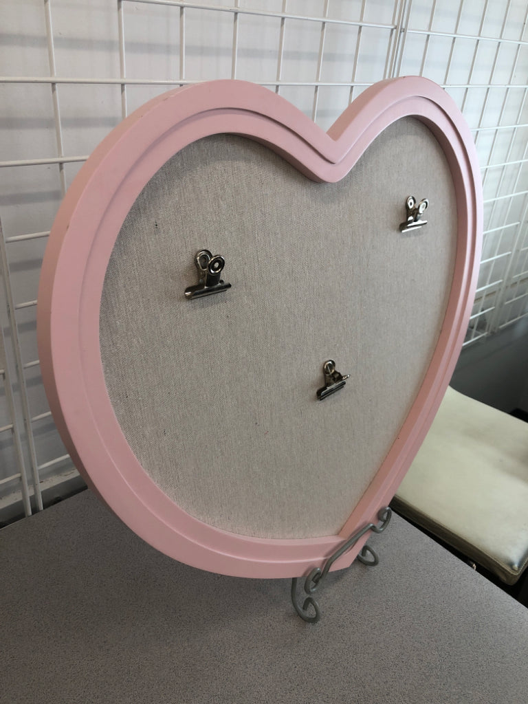 HEART W/PIN BOARD AND 3 PHOTO CLIPS.
