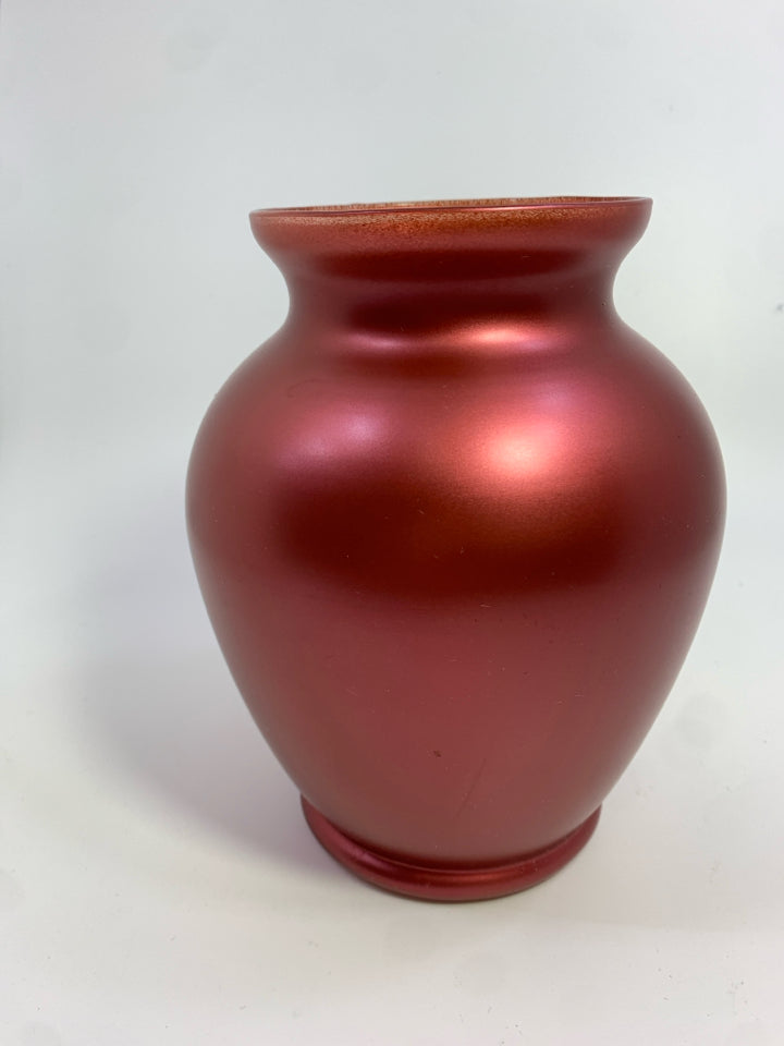 MATTE RED VASE.