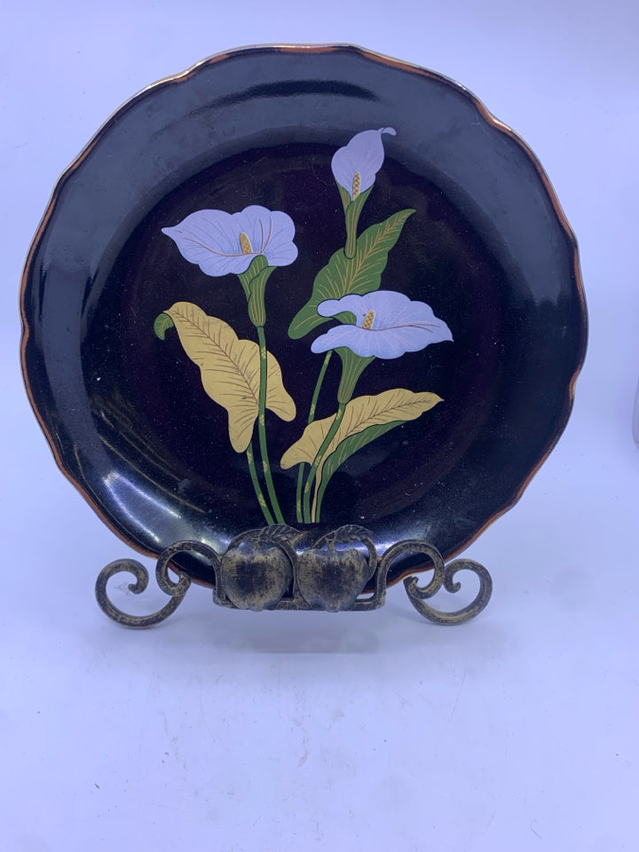BLACK FLORAL PLATE IN METAL EMBOSSED STAND.