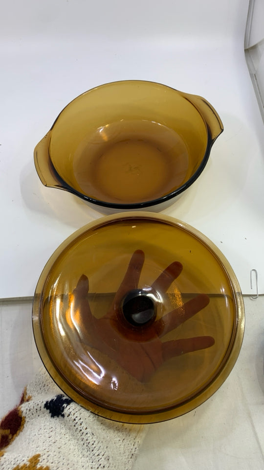 BROWN GLASS BAKING DISH W/LID.