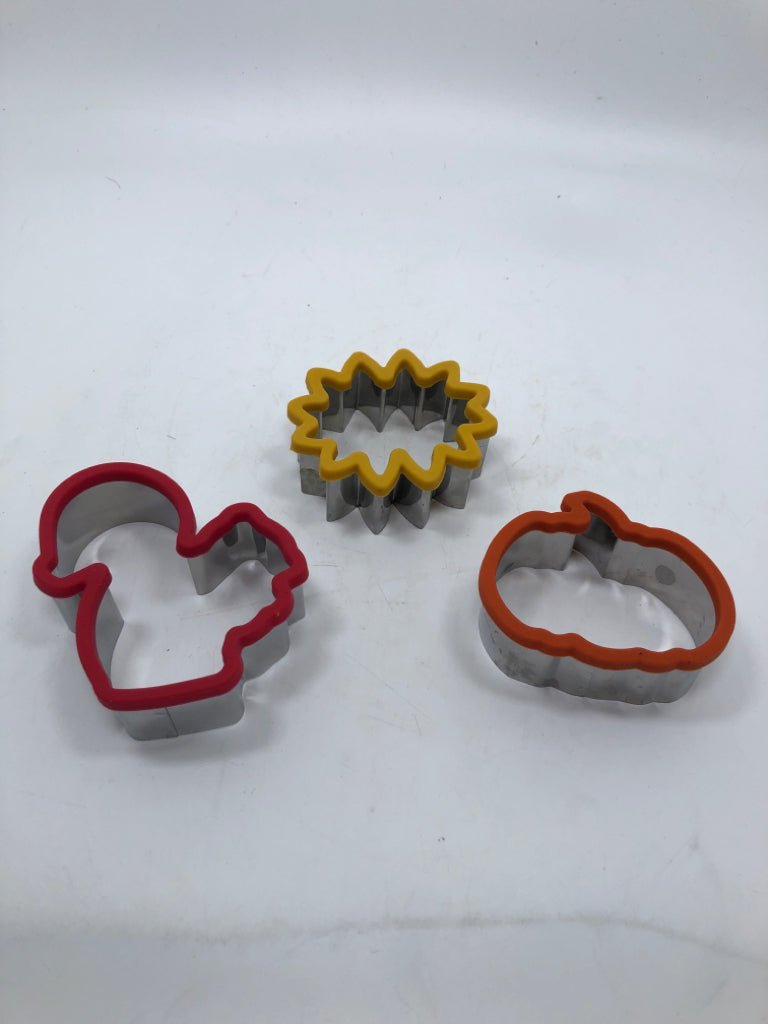 3 FALL THEMED COOKIE CUTTERS.