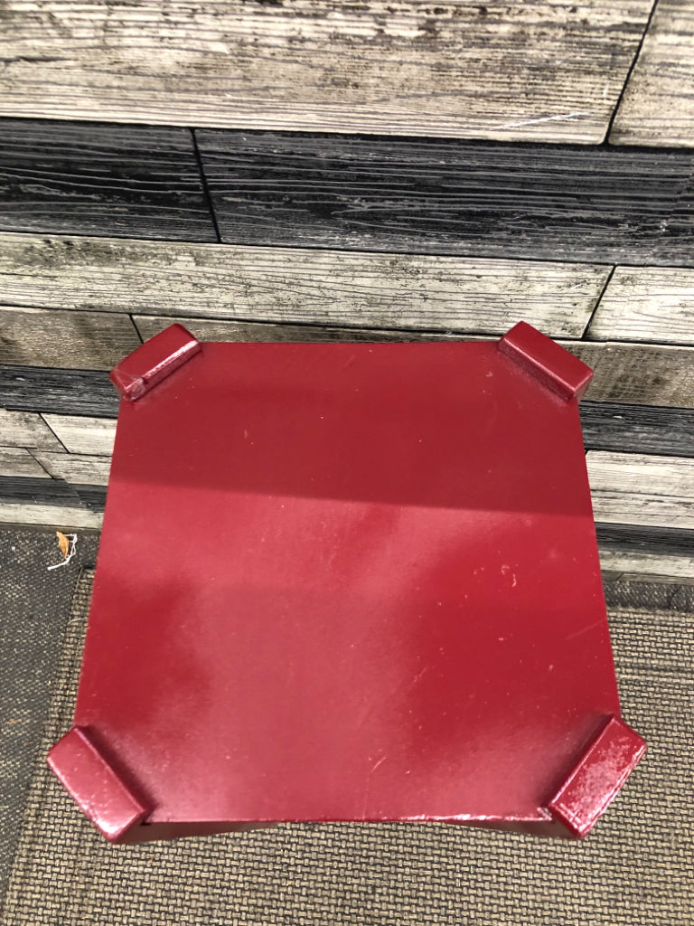 RED PAINTED WOODEN PLANT STAND.
