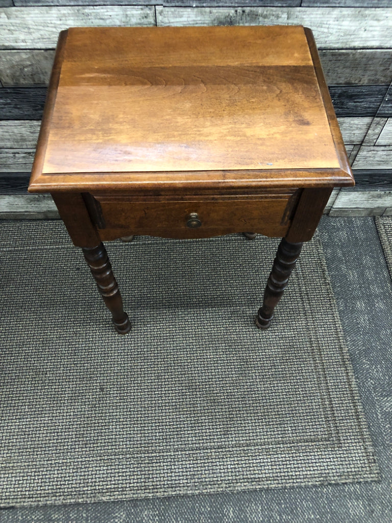 VTG MAPLE WOOD SIDE TABLE WITH DRAWER.