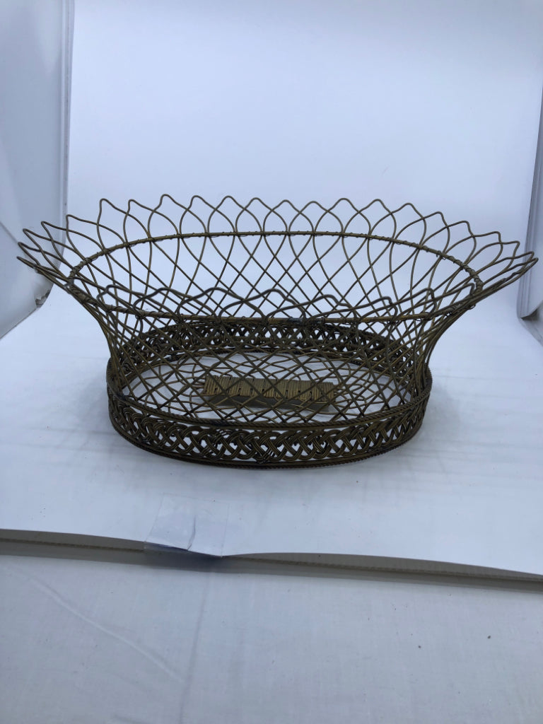 OVAL METAL WIRE BASKET/ PLANTER.
