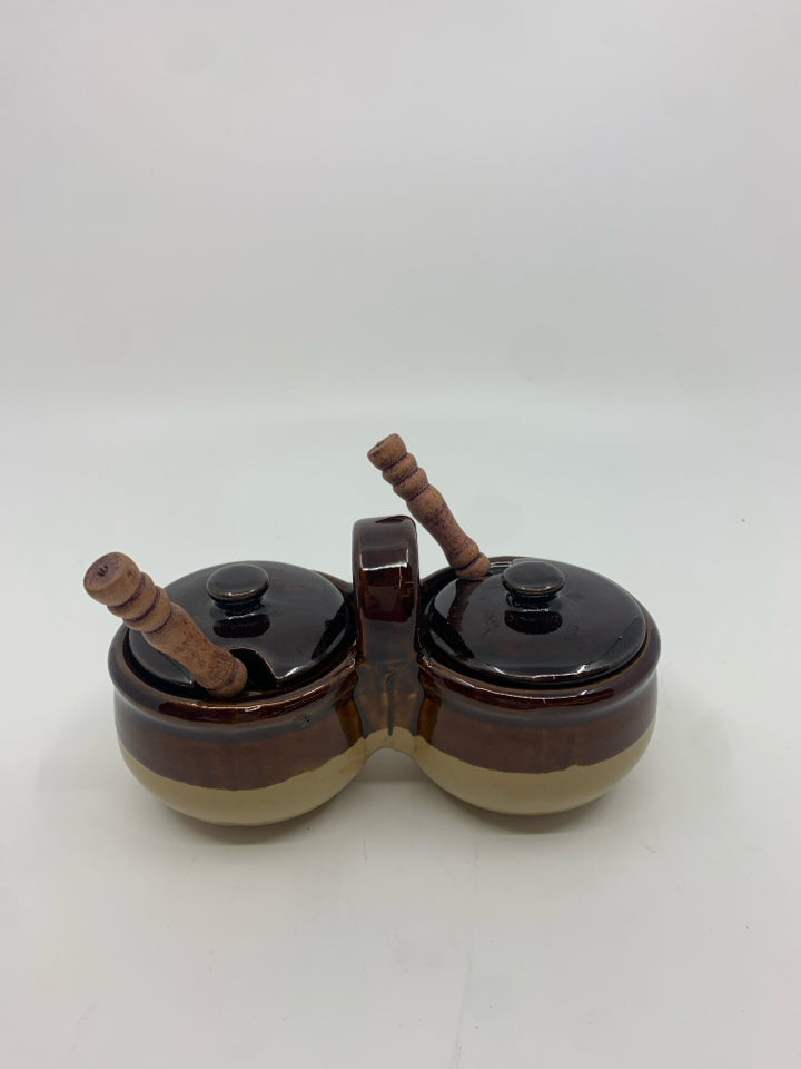 2 TONE BROWN SALT AND PEPPER SHAKER W SPOONS.