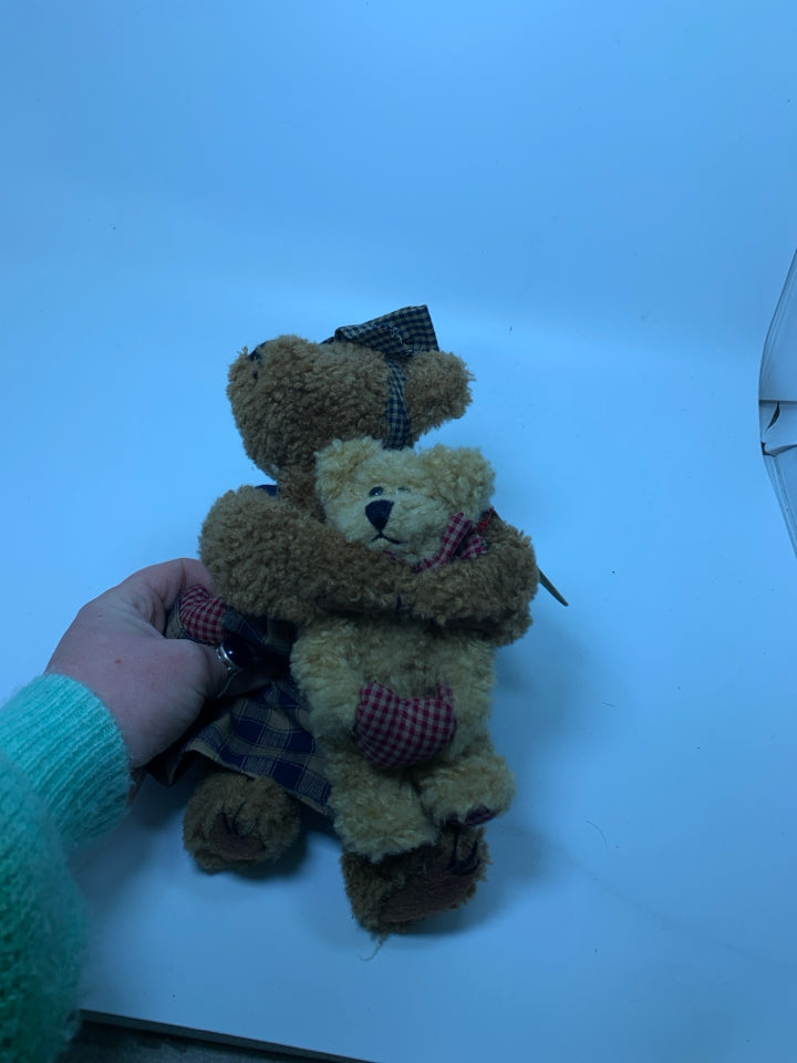 BOYDS BEAR HOLDING SMALLER BEAR IN PLAID DRESS.