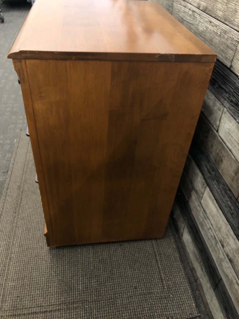 VTG WOOD SIDE TABLE W/3 DRAWERS ON WHEELS.