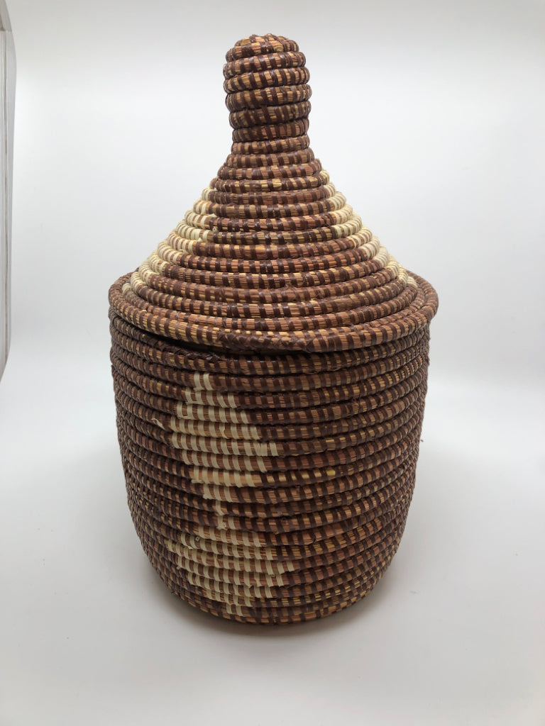 BROWN/CREAM WOVEN COVERED STORAGE BASKET.