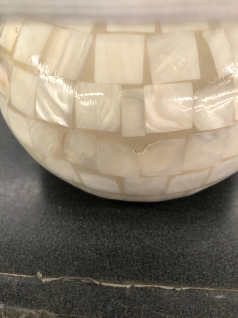 SHORT WHITE MOSAIC BASE W/ WHITE SHADE.