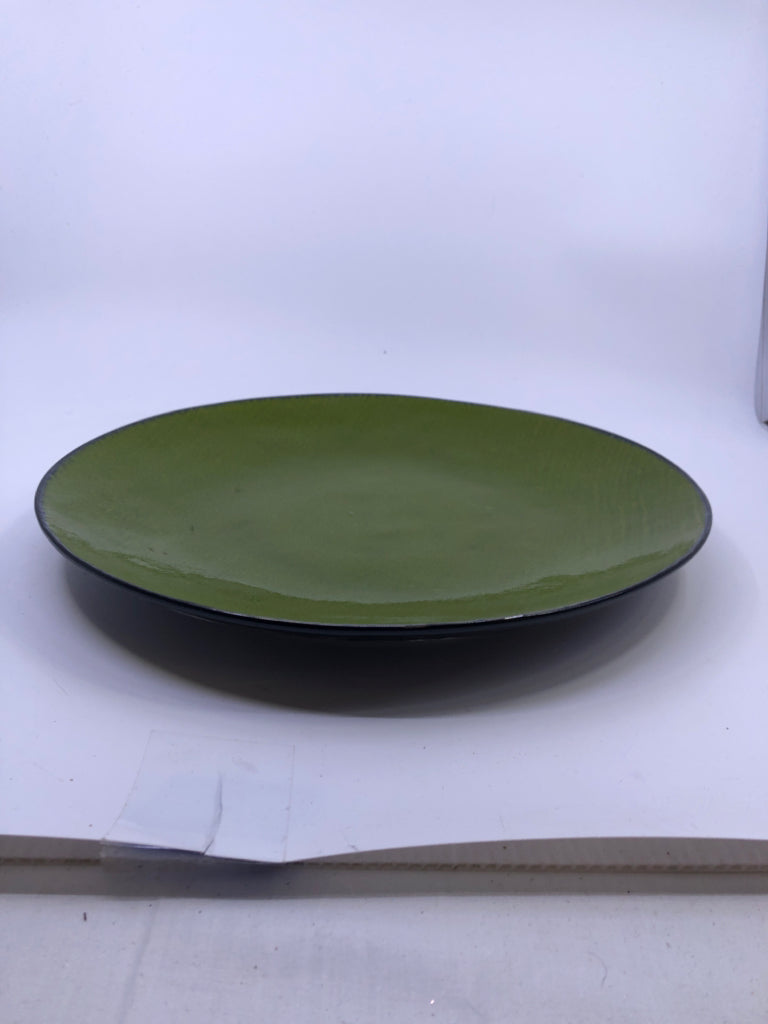GREEN/BLACK CERAMIC SERVING DISH.