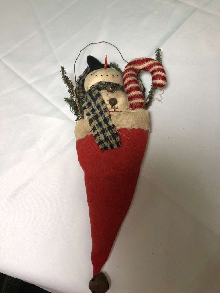 PRIMITIVE SNOWMAN IN HAT DECOR.