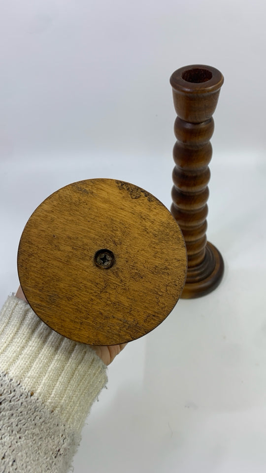 2 WOOD RIBBED TAPERED CANDLESTICK HOLDERS.