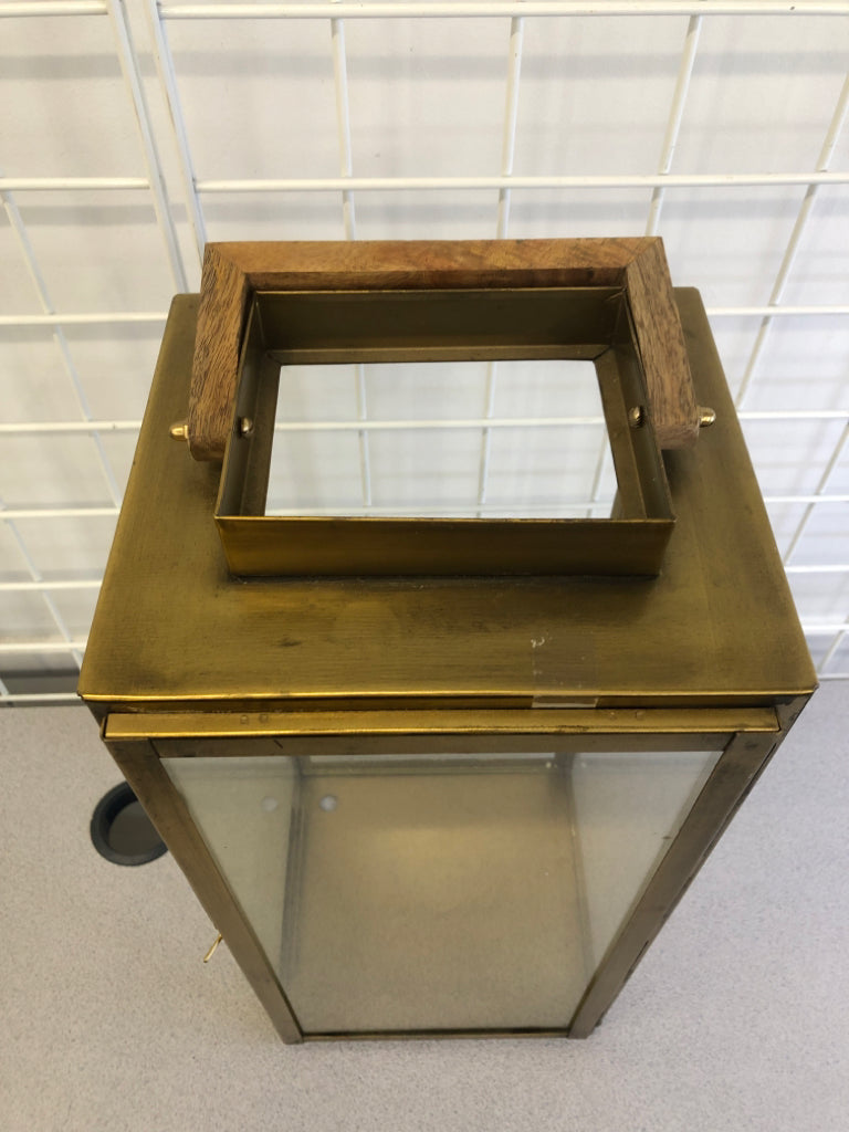 GOLD FINISHED LANTERN W/CLEAR GLASS PANELS.