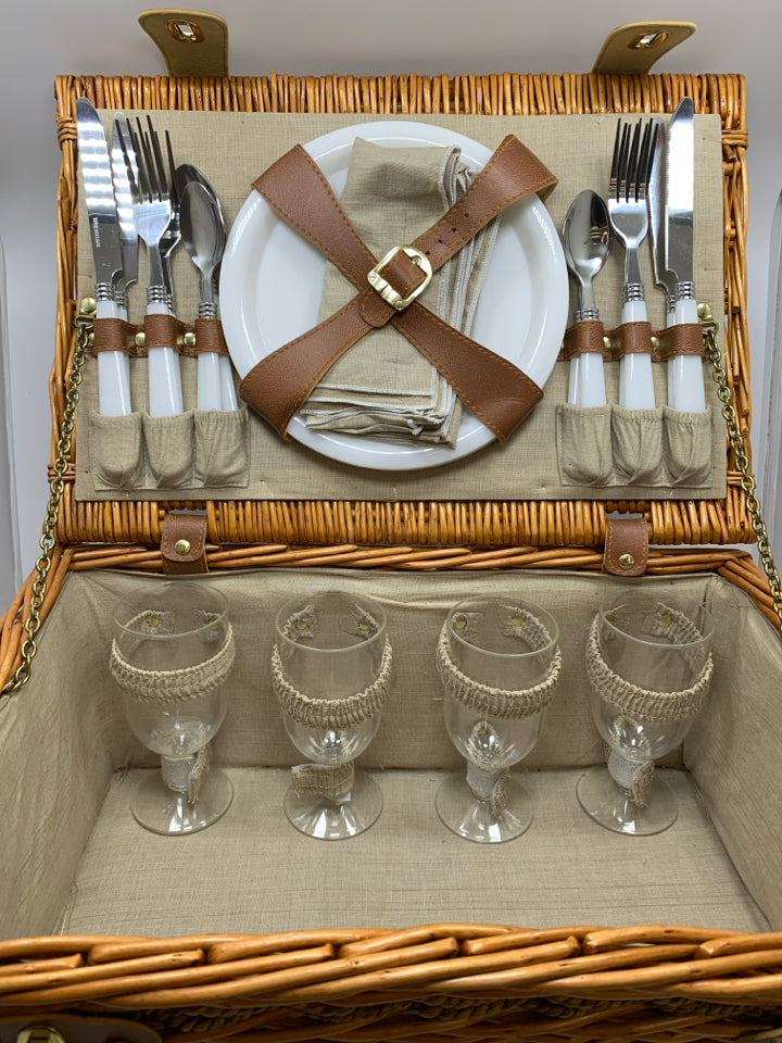 PICNIC BASKET SERVICE FOR 4.