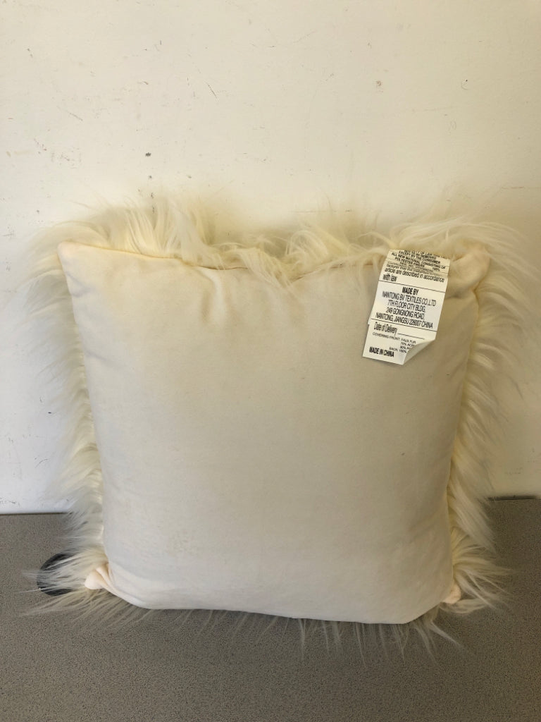 SQUARE WHITE FRINGE PILLOW.