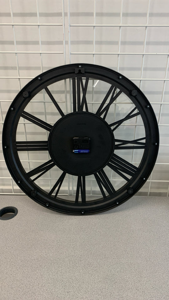 BROWN PLASTIC ROUND WALL CLOCK.