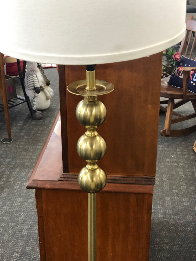 GOLD METAL BASE FLOOR LAMP W/ WHITE SHADE.